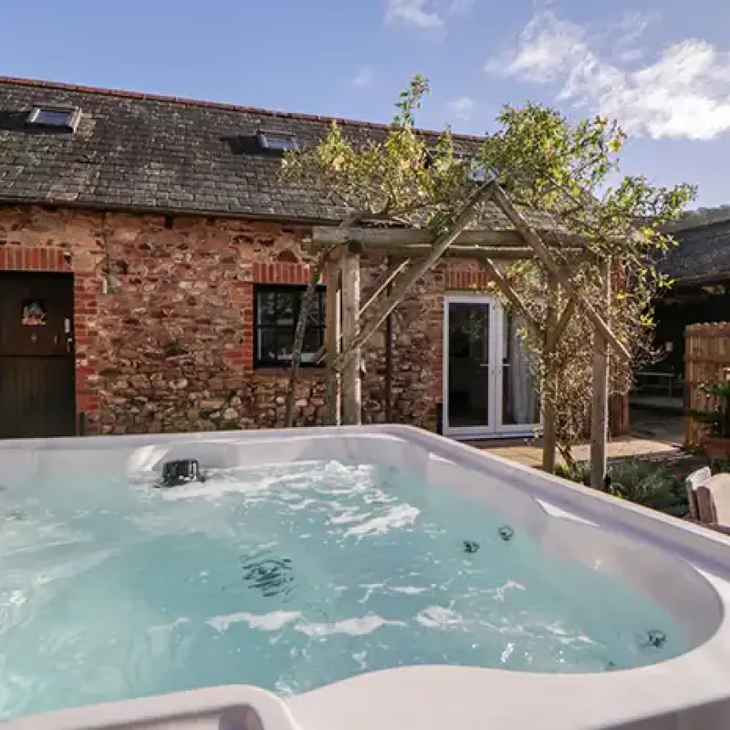 holt-hottub2-605x465