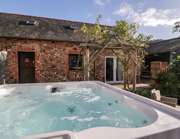 holt-hottub2-605x465