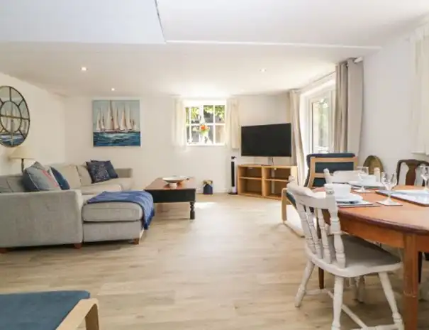 livingroom-605x465